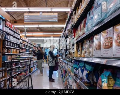 Kirkland, WA USA - ca. Januar 2022: Ansicht von zwei Frauen, die im Backwarengang innerhalb eines PCC Community Market einkaufen. Stockfoto