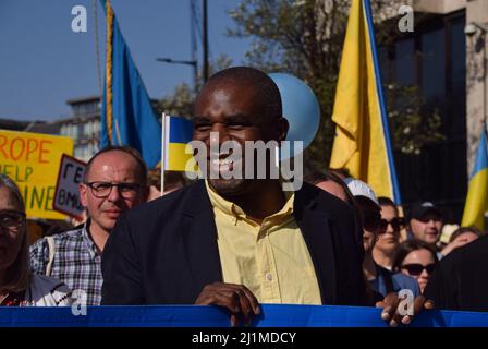 London, Großbritannien. 26.. März 2022. Der Labour-Abgeordnete David Lammy mit Demonstranten in der Park Lane während des marsches der Londoner Stände mit der Ukraine. Tausende von Menschen marschierten aus Solidarität mit der Ukraine von der Park Lane zum Trafalgar Square, während Russland seinen Angriff fortsetzt. Kredit: Vuk Valcic/Alamy Live Nachrichten Stockfoto