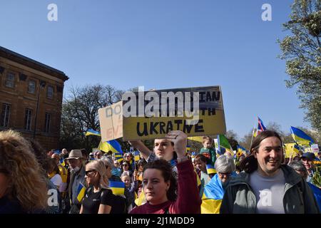 London, Großbritannien. 26.. März 2022. Ein Protestler in der Park Lane hält ein Schild mit der Aufschrift „This Russian Stands with Ukraine“, während der Londoner Stands with Ukraine march. Tausende von Menschen marschierten aus Solidarität mit der Ukraine von der Park Lane zum Trafalgar Square, während Russland seinen Angriff fortsetzt. Kredit: Vuk Valcic/Alamy Live Nachrichten Stockfoto