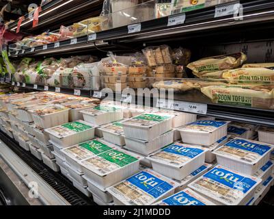 Lynnwood, WA USA - ca. März 2022: Abgewinkelte Ansicht von Tofu-Paketen zum Verkauf in einem Stadt- und Landmarkt. Stockfoto