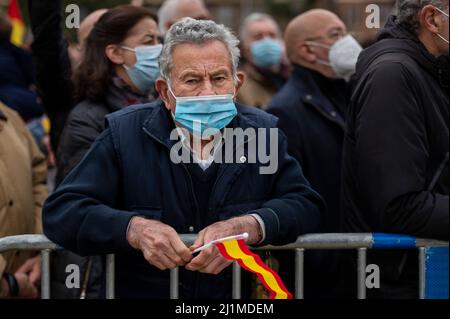 Madrid, Spanien. 26. März 2022. Ein Demonstranten hält eine spanische Flagge hoch, als er an einer Demonstration teilnimmt, die von der Vereinigung der Opfer des Terrorismus (AVT) unter dem Motto "alles ist nicht erlaubt, verräterische Regierung.Gerechtigkeit für die Opfer des Terrorismus" organisiert wird, während sie ihre Unzufriedenheit gegen den spanischen Premierminister Pedro Sanchez, Und seine sozialdemokratische politische Partei PSOE auf der Plaza Colon in Madrid, Spanien. Kredit: SOPA Images Limited/Alamy Live Nachrichten Stockfoto