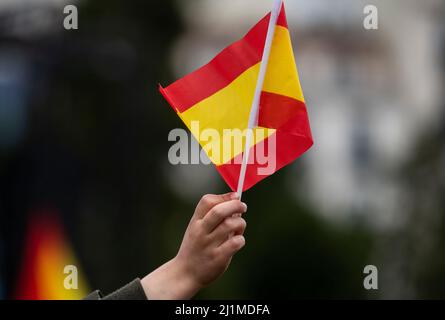 Madrid, Spanien. 26. März 2022. Eine junge Demonstranten hält eine spanische Flagge hoch, als sie an einer Demonstration teilnimmt, die von der Vereinigung der Opfer des Terrorismus (AVT) unter dem Motto "alles ist nicht erlaubt, verräterische Regierung.Gerechtigkeit für die Opfer des Terrorismus" organisiert wird, während sie ihre Unzufriedenheit gegen den spanischen Premierminister zeigen, Pedro Sanchez und seine sozialdemokratische politische Partei PSOE auf der Plaza Colon in Madrid, Spanien. Kredit: SOPA Images Limited/Alamy Live Nachrichten Stockfoto