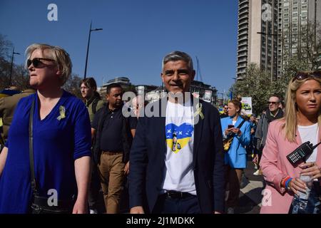 London, Großbritannien. 26.. März 2022. Der Londoner Bürgermeister Sadiq Khan kommt in die Park Lane, um die Londoner Stände mit dem ukrainischen marsch zu besuchen. Tausende von Menschen marschierten aus Solidarität mit der Ukraine von der Park Lane zum Trafalgar Square, während Russland seinen Angriff fortsetzt. Kredit: Vuk Valcic/Alamy Live Nachrichten Stockfoto