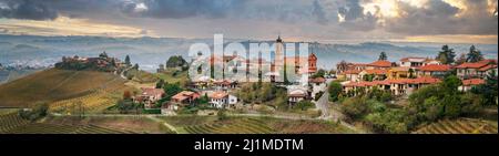 Bunte Herbstlandschaft in Weingärten in Piemont, Italien Stockfoto