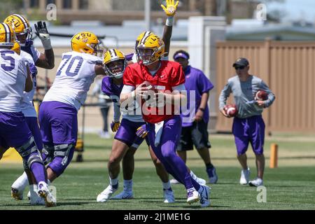 Baton Rouge, LA, USA. 26. März 2022. LSU Quarterback Myles Brennan (15) entkommt dem Ansturm während der ersten Woche des Frühjahrs-Fußballspiels in der LSU Charles McClendon Übungsanlage in Baton Rouge, LA. Jonathan Mailhes/CSM/Alamy Live News Stockfoto