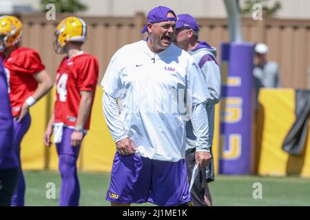 Baton Rouge, LA, USA. 26. März 2022. Mike Denbrock, Offensivkoordinator der LSU, ruft in der ersten Woche des Frühjahrsfußballspiels in der LSU Charles McClendon Practice Facility in Baton Rouge, LA, ein Theaterstück aus. Jonathan Mailhes/CSM/Alamy Live News Stockfoto