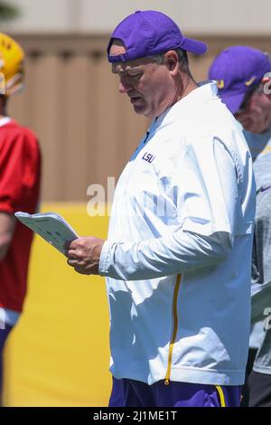 Baton Rouge, LA, USA. 26. März 2022. Mike Denbrock, Offensivkoordinator der LSU, schaut sich in der ersten Woche des Frühjahrsfußballspiels in der LSU Charles McClendon Practice Facility in Baton Rouge, LA, seinen Spielbogen an. Jonathan Mailhes/CSM/Alamy Live News Stockfoto