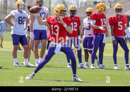 Baton Rouge, LA, USA. 26. März 2022. LSU Quarterback Garrett Nussmeier (13) übergibt einen Pass während der ersten Woche des Frühjahrs-Fußballspiels in der LSU Charles McClendon Übungsanlage in Baton Rouge, LA. Jonathan Mailhes/CSM/Alamy Live News Stockfoto