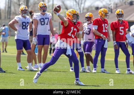 Baton Rouge, LA, USA. 26. März 2022. LSU Quarterback Garrett Nussmeier (13) übergibt einen Pass während der ersten Woche des Frühjahrs-Fußballspiels in der LSU Charles McClendon Übungsanlage in Baton Rouge, LA. Jonathan Mailhes/CSM/Alamy Live News Stockfoto