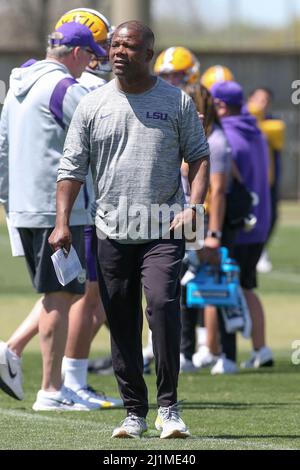 Baton Rouge, LA, USA. 26. März 2022. LSU Running Back Coach Frank Wilson beobachtet, wie seine Spieler in der ersten Woche des Frühjahrstrainings im LSU Charles McClendon Übungszentrum in Baton Rouge, LA, Spiele laufen. Jonathan Mailhes/CSM/Alamy Live News Stockfoto