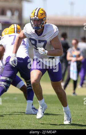 Baton Rouge, LA, USA. 26. März 2022. LSU Tight End Kole Taylor (87) gibt in der ersten Woche des Frühjahrstrainings im LSU Charles McClendon Practice Facility in Baton Rouge, LA, einen Pass frei. Jonathan Mailhes/CSM/Alamy Live News Stockfoto