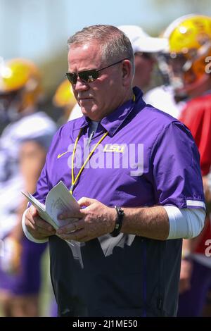 Baton Rouge, LA, USA. 26. März 2022. Brian Kelly, der neue LSU Head Football Coach, beobachtet sein Team in der ersten Woche des Frühjahrstrainings im LSU Charles McClendon Practice Facility in Baton Rouge, LA, beim Wettkampf. Jonathan Mailhes/CSM/Alamy Live News Stockfoto