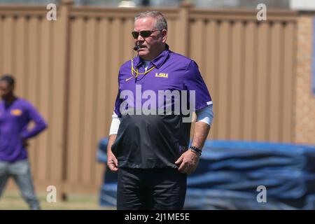 Baton Rouge, LA, USA. 26. März 2022. Brian Kelly, der neue LSU Head Football Coach, beobachtet sein Team in der ersten Woche des Frühjahrstrainings im LSU Charles McClendon Practice Facility in Baton Rouge, LA, beim Wettkampf. Jonathan Mailhes/CSM/Alamy Live News Stockfoto