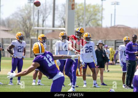 Baton Rouge, LA, USA. 26. März 2022. Der LSU Quarterback Jayden Daniels (5) wirft in der ersten Woche des Frühjahrsfußballspiels in der LSU Charles McClendon Übungsanlage in Baton Rouge, LA, einen Wurf an die Seitenlinie. Jonathan Mailhes/CSM/Alamy Live News Stockfoto