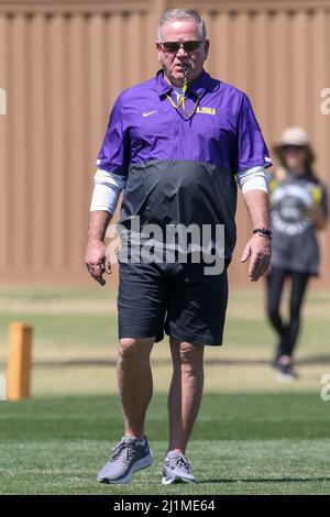 Baton Rouge, LA, USA. 26. März 2022. Brian Kelly, der neue LSU Head Football Coach, beobachtet sein Team in der ersten Woche des Frühjahrstrainings im LSU Charles McClendon Practice Facility in Baton Rouge, LA, beim Wettkampf. Jonathan Mailhes/CSM/Alamy Live News Stockfoto