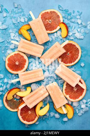 Hausgemachte Pfirsich-Grapefruit-Popsicles Stockfoto