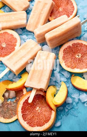 Hausgemachte Pfirsich-Grapefruit-Popsicles Stockfoto