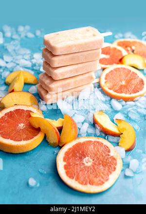 Hausgemachte Pfirsich-Grapefruit-Popsicles Stockfoto