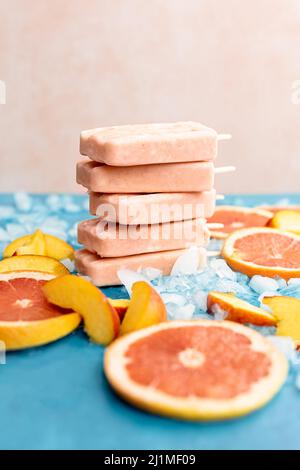 Hausgemachte Pfirsich-Grapefruit-Popsicles Stockfoto