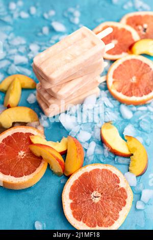 Hausgemachte Pfirsich-Grapefruit-Popsicles Stockfoto