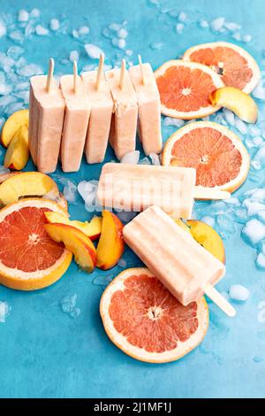 Hausgemachte Pfirsich-Grapefruit-Popsicles Stockfoto