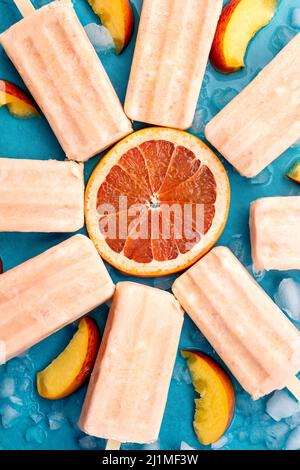 Hausgemachte Pfirsich-Grapefruit-Popsicles Stockfoto