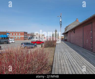 Didsbury, Alberta, Kanada – 25. März 2022: Blick auf die Hauptstraße in der Innenstadt vom historischen Bahnhof aus, der jetzt die Comme-Kammer beherbergt Stockfoto