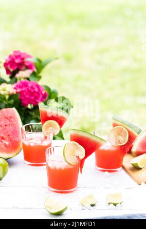 Wassermelone Margaritas serviert im Freien auf einer Sommerterrasse Stockfoto