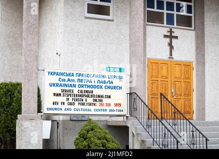 Foto des Festzeltes und des Vordereingangs zur Ukrainischen Orthodoxen Kirche St. Peter und Paul in Kelowna. Stockfoto