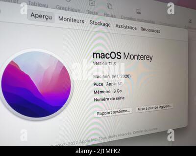 Paris, Frankreich - 18. März 2022: Nahaufnahme von macOS Monterey Version 12,3 auf einem Mac Mini mit M1 2020 CPU und 8Gb RAM - Computerspezifikation Stockfoto