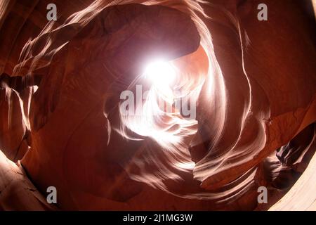 Licht, das durch die Öffnung im Antelope Canyon scheint Stockfoto