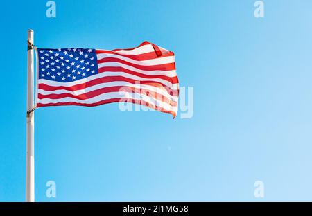 Ich verspreche der Flagge Treue. Unterer Winkel der amerikanischen Flagge, die tagsüber auf sich allein gestellt steht. Stockfoto