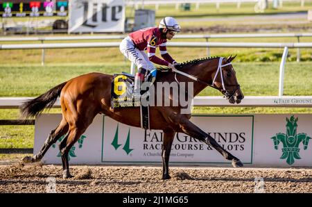 New Orleans, Louisiana, USA. 26. März 2022. 26. März 2022: Epizentrum #6, geritten von Jockey Joel Rosario gewinnt das Louisiana Derby (Grad 2) am Louisiana Derby Day auf Fair Grounds Race Course and Slots in New Orleans, Louisiana am 26.. März 2022. Tim Sudduth/Eclipse Sportswire/CSM/Alamy Live News Stockfoto