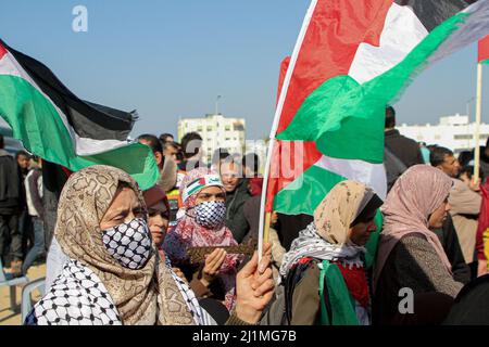 Gaza-Stadt. 26. März 2022. Am 26. März 2022 hält eine Palästinenserin eine Nationalflagge, um den Landtag in Gaza-Stadt zu begehen. Die Palästinenser begehen den Landtag jedes Jahr am 30. März. Kredit: Rizek Abdeljawad/Xinhua/Alamy Live Nachrichten Stockfoto