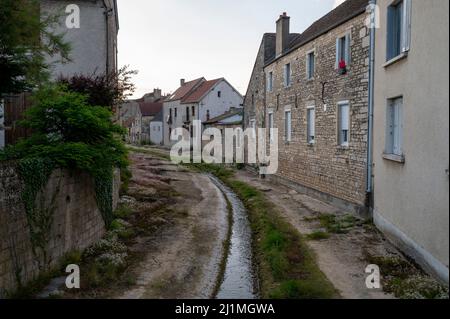 Blick auf die Straße in der kleinen Altstadt Nuits-Saint-Georges in der Region Burgund, Frankreich Stockfoto