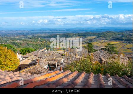 Blick auf alte Dächer, Hügel und Weinberge von der Altstadt Montepulciano, Toskana, Herbst in Italien Stockfoto