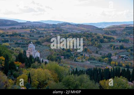 Blick auf Hügel und Weinberge in der Nähe der Altstadt Montepulciano, Toskana, Herbst in Italien Stockfoto