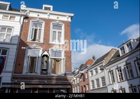 Wandern in der Altstadt von Den Bosch, Hauptstadt der Provinz Nordbrabant, Niederlande an sonnigen Tagen Stockfoto