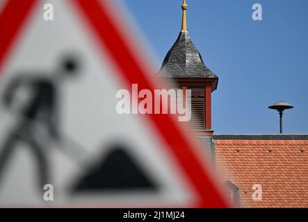 23. März 2022, Hessen, Bad Vilbel: Auf dem Dach des Alten Rathauses im Zentrum von Bad Vilbel ist eine Sirene angebracht, vor der sich ein Bauschild befindet. Hessen bereitet sich konzentriert auf den bundesweiten Warntag im September vor. Neben der Weiterentwicklung von Warn-Apps stehen die Modernisierung und der Neubau von Sirenen sowie im Land die Einführung eines neuen Katastrophenschutz-Alarmsystems über Mobilfunk per SMS im Fokus. Derzeit gibt es in Hessen rund 4500 Sirenen. (To dpa: 'Vorbereitungen für den Warntag: Modernisierung von Siren Loc Stockfoto