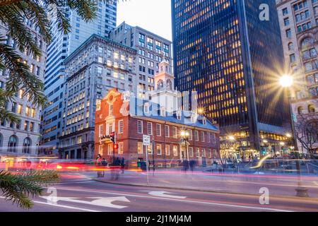 BOSTON, MA, USA – 21. DEZEMBER 2016: Hauptverkehrszeiten in der Nähe des historischen Old State House im Finanzdistrikt von Boston. Stockfoto