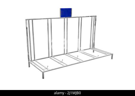 Fahrradparkplatz aus Edelstahl isoliert auf weißem Hintergrund, mit Clipping-Pfad. Stockfoto