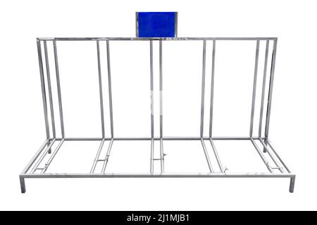 Fahrradparkplatz aus Edelstahl isoliert auf weißem Hintergrund, mit Clipping-Pfad. Stockfoto