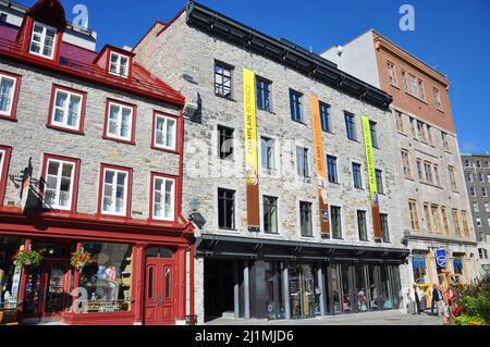 Historische Gebäude im französischen Stil in der Nähe des Place Royale in der Stadt Lower Quebec (Basse-ville) in Quebec, Kanada. Die Altstadt von Quebec ist UNESCO-Weltkulturerbe Stockfoto