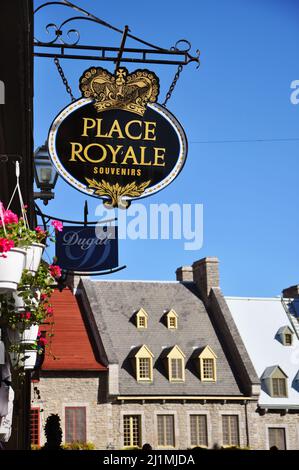 Historische Gebäude im französischen Stil in der Nähe des Place Royale in der Stadt Lower Quebec (Basse-ville) in Quebec, Kanada. Die Altstadt von Quebec ist UNESCO-Weltkulturerbe Stockfoto