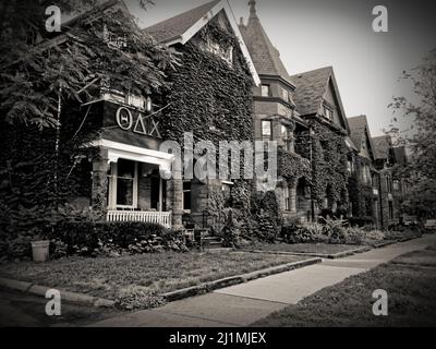 TORONTO, KANADA - 08 10 2011: Blick auf die alten Häuser der Madison Ave mit THETA DELTA CHI Fraternity an der Universität von Toronto Haus vor. TDC gegründet in Stockfoto