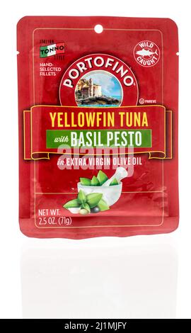 Winneconne, WI -20. März 2021: Ein Paket von Portofino-Gelbflossen-Thunfisch auf einem isolierten Hintergrund Stockfoto