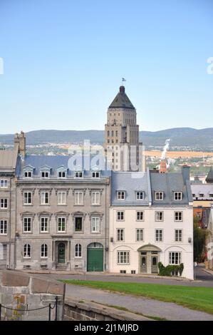 Altes Quebecer Stadthaus an der Avenue Saint Denis mit einem Gebäude im Art déco-Stil auf der Rückseite, Quebec City, Quebec QC, Kanada. Stockfoto