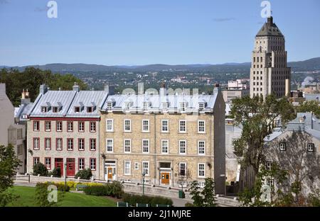 Altes Quebecer Stadthaus an der Avenue Saint Denis mit einem Gebäude im Art déco-Stil auf der Rückseite, Quebec City, Quebec QC, Kanada. Stockfoto