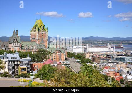 Skyline der Altstadt von Quebec, einschließlich Chateau Frontenac und Unterstadt mit St. Lawrence River im Hintergrund, von La Citadelle, Quebec City, Qu aus gesehen Stockfoto