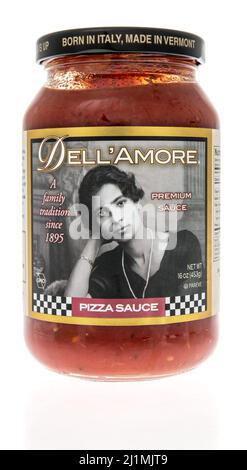 Winneconne, WI -24. März 2021: Ein Glas Dell amore Pizza-Sauce auf einem isolierten Hintergrund Stockfoto